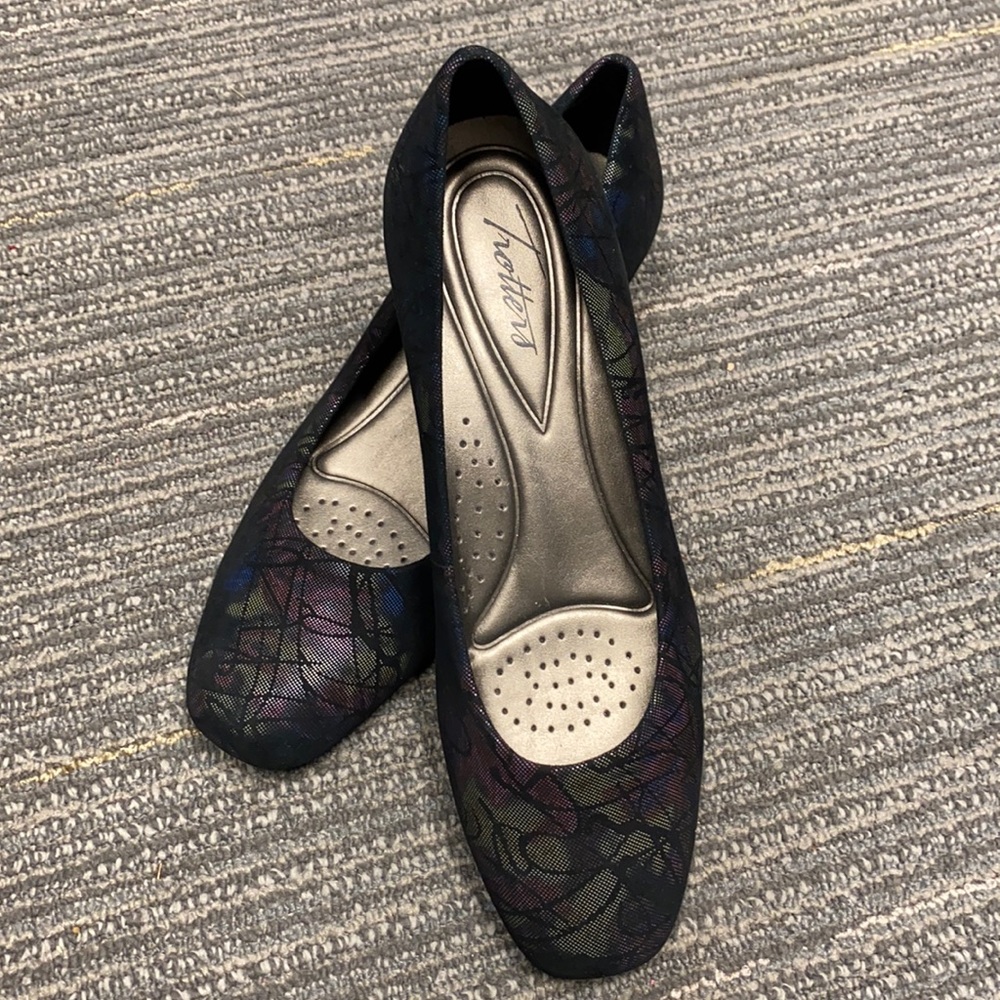 Trotters Multicolored Pump Size 7.5